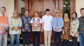 Anggota KPU Lampung Antonius Cahyalana seusai melaksanakan pencoklitan di kediaman rumah Ketua DPD Gerindra Lampung Rahmat Mirzani Djausal. Foto : Wildanhanafi/berandalappung.com