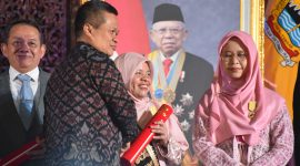 Ketua Asosiasi Ibu Menyusui Indonesia (AIMI) Daerah Lampung, Upi Fitriyanti meraih penghargaan Dharma Karya Kencana (DKK) dari Badan Kependudukan dan Keluarga Berencana Nasional (BKKBN). Foto : Ist