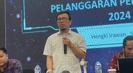 Akademisi Institut Alifa Lampung Hengki Irawan saat memberikan materi kepada Anggota Bawaslu Kabupaten/Kota di Hotel Grand Mercure. Foto : Wildanhanafi/berandalampung.com