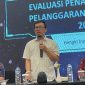 Akademisi Institut Alifa Lampung Hengki Irawan saat memberikan materi kepada Anggota Bawaslu Kabupaten/Kota di Hotel Grand Mercure. Foto : Wildanhanafi/berandalampung.com
