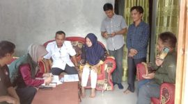 Ketua KPU Pesawaran Yatin Putro Sugino disaat melaksanakan monitoring petugas pantarlih saat mencoklit warga masyarakat kedondong. Foto : Ist