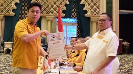 Ketua DPD Hanura Lampung Mukti Shoheh menerima Nama-nama daftar balon Kepala daerah yang mendaftar di partai Hanura. Foto : Ist