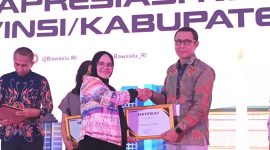 Koordinator Divisi Humas dan Datin Bawaslu Provinsi Lampung, Ahmad Qohar menerima penghargaan dari Bawaslu RI. Foto : Ist