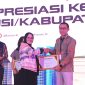 Koordinator Divisi Humas dan Datin Bawaslu Provinsi Lampung, Ahmad Qohar menerima penghargaan dari Bawaslu RI. Foto : Ist