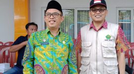 Kemenag Lampung Puji Raharjo, menyambut langsung kedatangan jemaah haji kloter 23 JKG dari Kabupaten Lampung Tengah. Foto : Wildanhanafi/berandalappung.com

