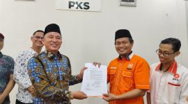 Bakal Calon Bupati Lampung Barat Parosil Mabsus mendapatkan surat rekomendasi untuk maju Pilbup Lambar. Foto : Wildan hanafi/berandalappung.com