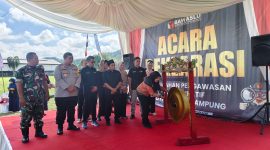 Wali Kota Bandarlampung Eva Dwiana meresmikan Kampung Pengawasan Partisipatif di Lapangan Baruna Ria, Kelurahan Karang Maritim, Kecamatan Panjang, Kota Bandar Lampung, Minggu (7/7/2024). Foto : Wildanhanafi/berandalappung.com