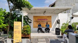 Ketua Komunitas Berkat Yakin (Kober) Alexander GB saat Konferensi Pers Festival Seni Bahasa Lampung di Cafe Muara. Foto : Wildanhanafi/berandalappung.com