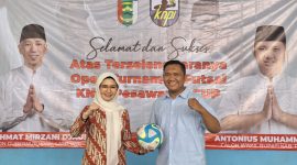 Momen kebersamaan balon bupati Pesawaran dan balon Wakil bupati Pesawaran Nanda Indira Dendi bersama Antonius Muhammad Ali di acara Turnamen Futsal. Foto : Ist