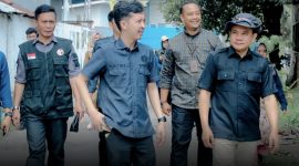 Ketua Bawaslu Lampung Iskardo P.Panggar bersama Ketua Bawaslu Pesawaran Fatihunnajah melaksanakan uji petik terhadap proses Coklit (Pencocokan dan Penelitian). Foto : Humas Bawaslu Lampung. 