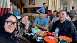 Konferensi Nasi Uduk antara Rahmat Mirzani Djausal, Nunik, Jihan Nurlela dan Umar Ahmad sekaligus, sudah terdengar. Foto : Ist 