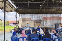 Puluhan pedagang ikut berdialog pada kegiatan tersebut. Mereka mengeluhkan maraknya pungli salar (retribusi) yang dilakukan pihak pengelola pasar, yang dinilai memberatkan dan tidak jelas peruntukannya. Foto : Wildanhanafi/berandalappung.com