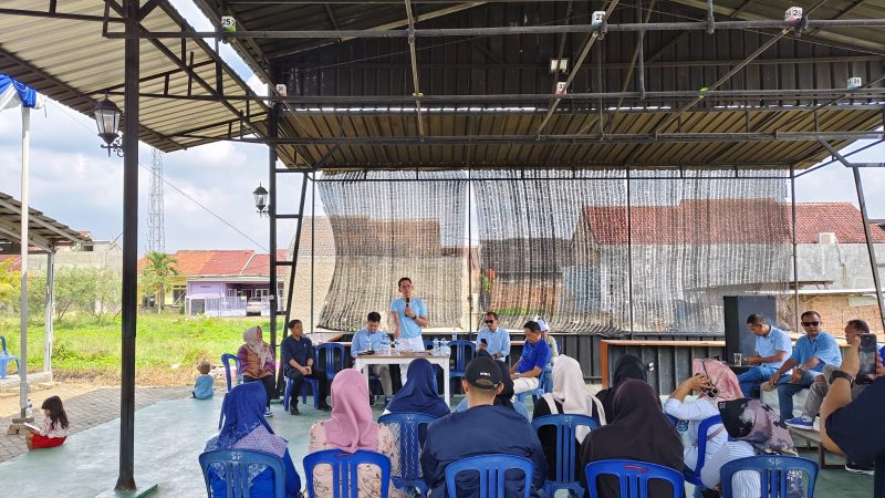 Puluhan pedagang ikut berdialog pada kegiatan tersebut. Mereka mengeluhkan maraknya pungli salar (retribusi) yang dilakukan pihak pengelola pasar, yang dinilai memberatkan dan tidak jelas peruntukannya. Foto : Wildanhanafi/berandalappung.com