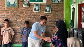Raditya Egi sambangi anak Yatim Piatu di Yayasan Panti Asuhan Roudhotul I’saa, di Gedung Harapan Kecamatan Jati Agung. Foto : Ist