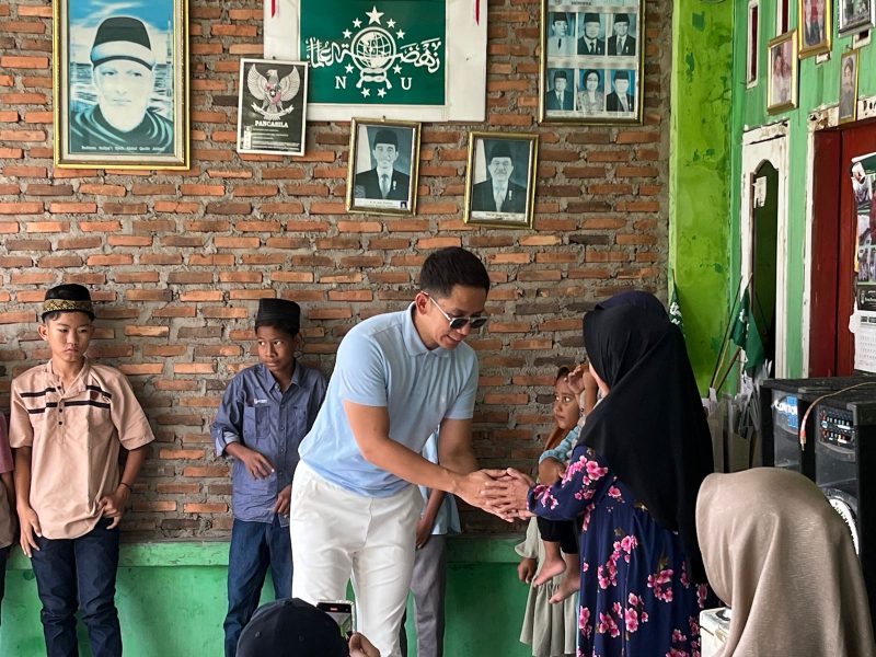 Raditya Egi sambangi anak Yatim Piatu di Yayasan Panti Asuhan Roudhotul I’saa, di Gedung Harapan Kecamatan Jati Agung. Foto : Ist