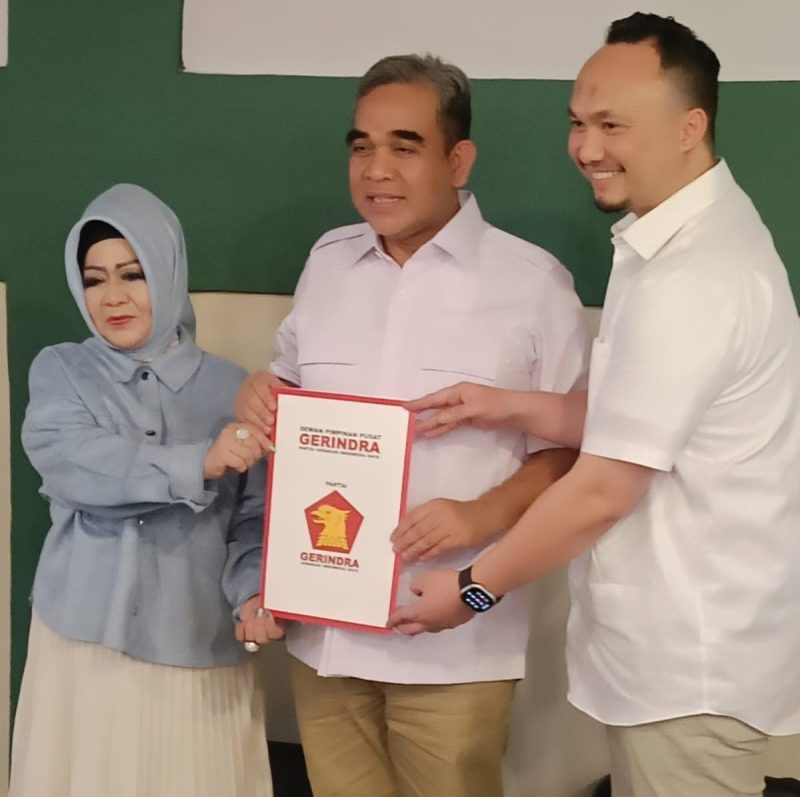 Beredar foto, Sekjen Gerindra Ahmad Muzani memegang Map berlogo partai Gerindra didampingi Reihana dan Pandu Kusuma Dewangsa. Foto : Ist