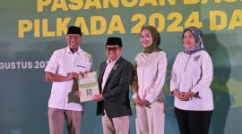 Ketua Umum PKB Muhaimin Iskandar menyerahkan surat rekomendasi berupa Form B.1-KWK kepada ratusan bakal calon kepala daerah seluruh Indonesia, sebanyak 12 diantaranya berasal dari Lampung. Foto : Ist