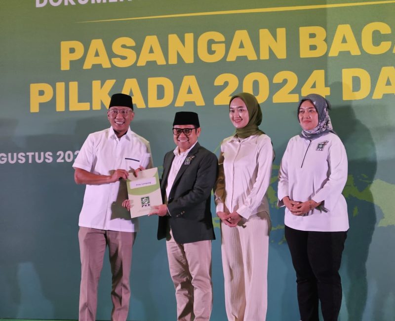 Ketua Umum PKB Muhaimin Iskandar menyerahkan surat rekomendasi berupa Form B.1-KWK kepada ratusan bakal calon kepala daerah seluruh Indonesia, sebanyak 12 diantaranya berasal dari Lampung. Foto : Ist