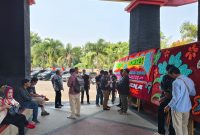 Pelantikan anggota Dewan Perwakilan Rakyat Daerah (DPRD) Kota Bandar Lampung periode 2024-2029 digelar secara tertutup pada Senin (19/8/2024), meninggalkan rasa kecewa di kalangan wartawan yang hadir. Foto : Wildanhanafi/berandalappung.com