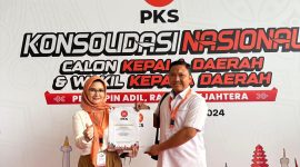 Bakal calon bupati dan wakil bupati Pesawaran Nanda Indira dan Antonius Muhammad Ali kembali menerima surat rekomendasi untuk Pilkada Pesawaran pada 2024 mendatang. Foto : Ist