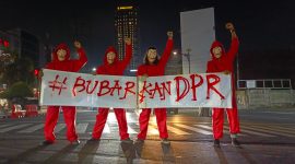 Aksi diam digelar di Tugu Adipura Bandar Lampung oleh Kelompok Studi Kader (KLASIKA) dan Kelompok Lingkaran Ketjil. Foto : Klasika