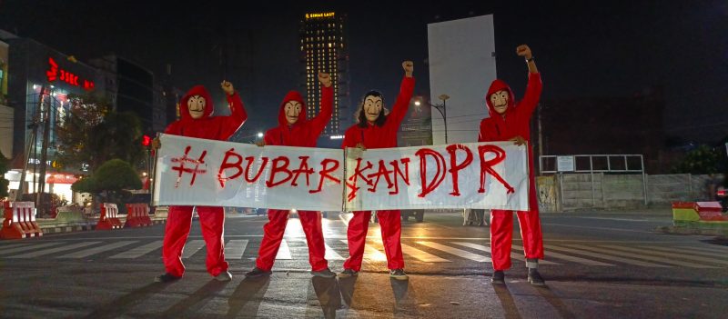 Aksi diam digelar di Tugu Adipura Bandar Lampung oleh Kelompok Studi Kader (KLASIKA) dan Kelompok Lingkaran Ketjil. Foto : Klasika