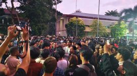 Ratusan mahasiswa Lampung melalukan konsolidasi di belakang Rektorat Universitas Lampung (Unila) sore hari ini Kamis, (22/8/2024). Foto : Wildanhanafi/berandalappung.com