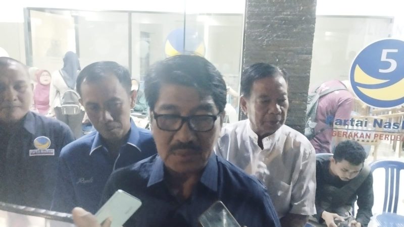 Partai Nasdem secara resmi memberikan surat keputusan persetujuan B1 partai politik KWK atau B1KWK, kepada pasangan Hamartoni Ahadis dan Romli, untuk maju di pemilihan kepala daerah (Pilkada) Lampung Utara 2024. Foto : Wildanhanafi/berandalappung.com