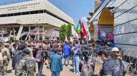 Suasana Ribuan Masa Aksi menjebol kawat berduri dan berhasil memasuki halaman DPRD. Foto : Wildanhanafi/berandalappung.com