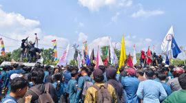Masa aksi demonstrasi berasal dari Aliansi Lampung Menggugat sementara menghentikan aksinya sekira Pukul 14.55 WIB. Foto : Wildanhanafi/berandalappung.com