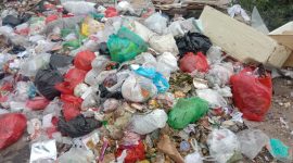 Penumpukan sampah hingga berserakan dan disebut-sebut memiliki dampak serius, menumpuk di bagian jembatan, tepat di atas aliran sungai Awi Jl. Pulau Seram, Jagabaya II, Kecamatan Way Halim, Bandar Lampung. Foto : Wildanhanafi/berandalappung.com