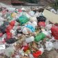 Penumpukan sampah hingga berserakan dan disebut-sebut memiliki dampak serius, menumpuk di bagian jembatan, tepat di atas aliran sungai Awi Jl. Pulau Seram, Jagabaya II, Kecamatan Way Halim, Bandar Lampung. Foto : Wildanhanafi/berandalappung.com