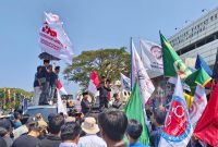 Ketua DPRD Lampung Mingrum Gumay temui masa Aliansi Lampung Menggugat. Foto : Wildanhanafi/berandalappung.com