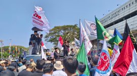 Ketua DPRD Lampung Mingrum Gumay temui masa Aliansi Lampung Menggugat. Foto : Wildanhanafi/berandalappung.com