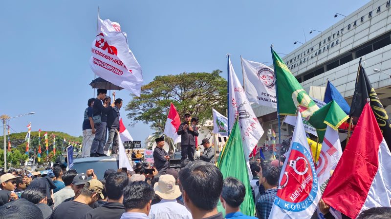 Ketua DPRD Lampung Mingrum Gumay temui masa Aliansi Lampung Menggugat. Foto : Wildanhanafi/berandalappung.com