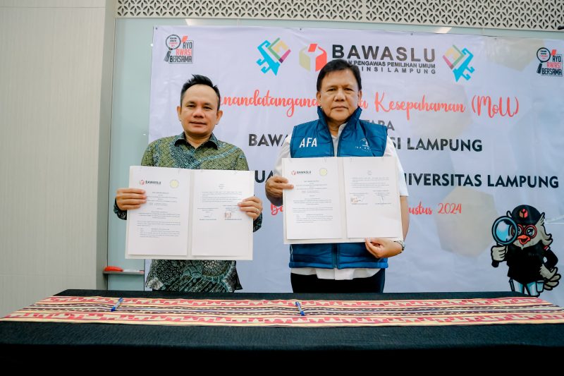 Bawaslu Lampung bersama IKA Unila Teken Mou Cegah Pelanggaran Pemilu di Pilkada 2024. Foto : Bawaslu Lampung 
