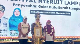 Owner Sambal Seruit Bu Lin, Ellynawati terima gelar duta seruit nasional dari Pj Gubernur Lampung. Foto : Wildan hanafi/berandalappung.com