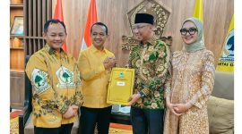 Ketua Umum Golkar Bahlil Lahadalia memberikan Surat Rekomendasi B Persetujuan Partai Politik KWK kepada Rahmat Mirzani Djausal dan Jihan Nurlela di Pilgub Lampung. Foto : Ist