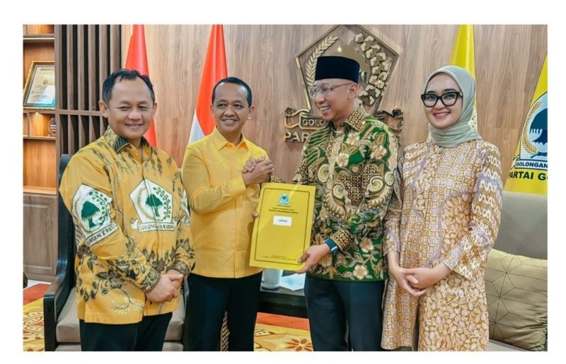 Ketua Umum Golkar Bahlil Lahadalia memberikan Surat Rekomendasi B Persetujuan Partai Politik KWK kepada Rahmat Mirzani Djausal dan Jihan Nurlela di Pilgub Lampung. Foto : Ist