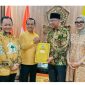 Ketua Umum Golkar Bahlil Lahadalia memberikan Surat Rekomendasi B Persetujuan Partai Politik KWK kepada Rahmat Mirzani Djausal dan Jihan Nurlela di Pilgub Lampung. Foto : Ist