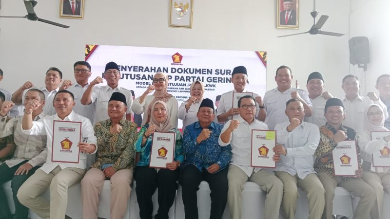 DPD Partai Gerindra Lampung resmi nyererahkan surat rekomendasi B1KWK kepada 15 calon Kepala Daerah Kabupaten/Kota se Lampung untuk menuju Pilkada Serentak pada 27 November 2024 mendatang. Foto : Wildan hanafi/berandalappung.com