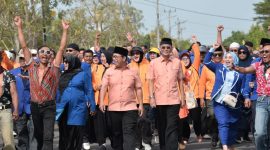 Daftar di Hari Pertama di KPU Pringsewu Adi Erlansyah dan Hisbullah Huda Diiringi Seni Kuda Kepang, Hingga Tukang Ojek dan Disambut Sholawat Badar. Foto : Ist