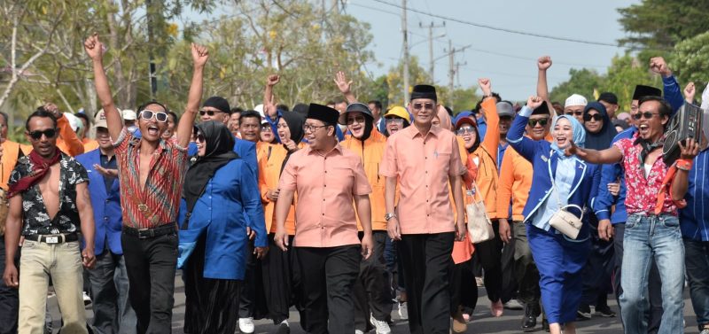 Daftar di Hari Pertama di KPU Pringsewu Adi Erlansyah dan Hisbullah Huda Diiringi Seni Kuda Kepang, Hingga Tukang Ojek dan Disambut Sholawat Badar. Foto : Ist