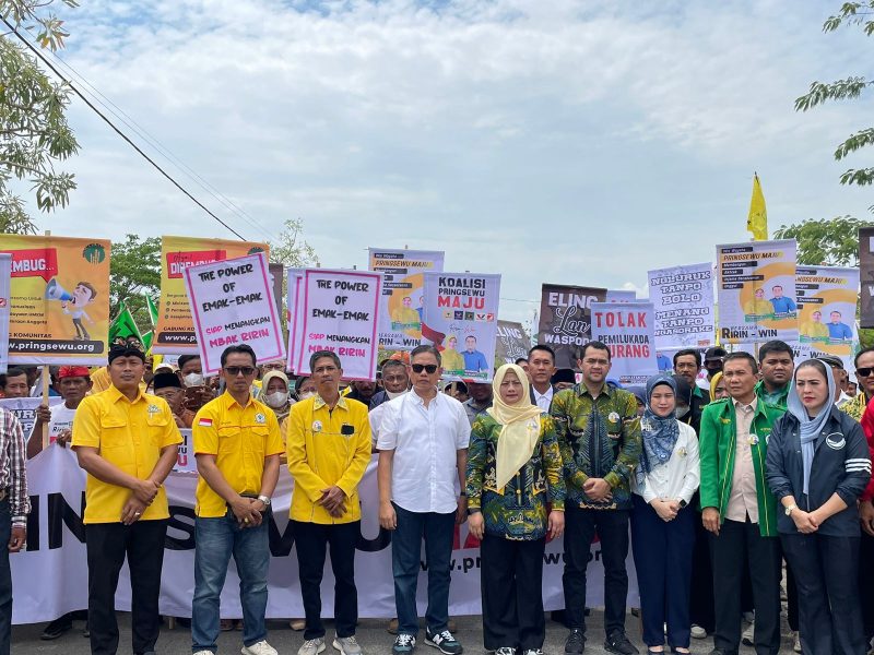 Pasangan calon bupati dan wakil Pringsewu Ririn Kuswantari- Wiriawan Sada Melindra resmi mendaftar di KPU Pringsewu pada Rabu, (28/8/2024). Foto : Wildanhanafi/berandalappung.com