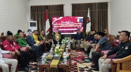 Pasangan calon bupati dan wakil Pringsewu Ririn Kuswantari- Wiriawan Sada Melindra resmi mendaftar di KPU Pringsewu. Foto : Wildanhanafi/berandalappung.com