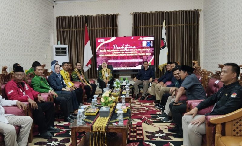 Pasangan calon bupati dan wakil Pringsewu Ririn Kuswantari- Wiriawan Sada Melindra resmi mendaftar di KPU Pringsewu. Foto : Wildanhanafi/berandalappung.com