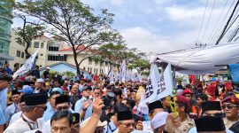 Pasangan calon gubernur dan wakil gubernur Lampung, Rahmat Mirzani Djausal (RMD) dan Jihan Nurlela, resmi mendaftarkan diri ke Komisi Pemilihan Umum (KPU) Lampung. Foto : Wildanhanafi/berandalappung.com