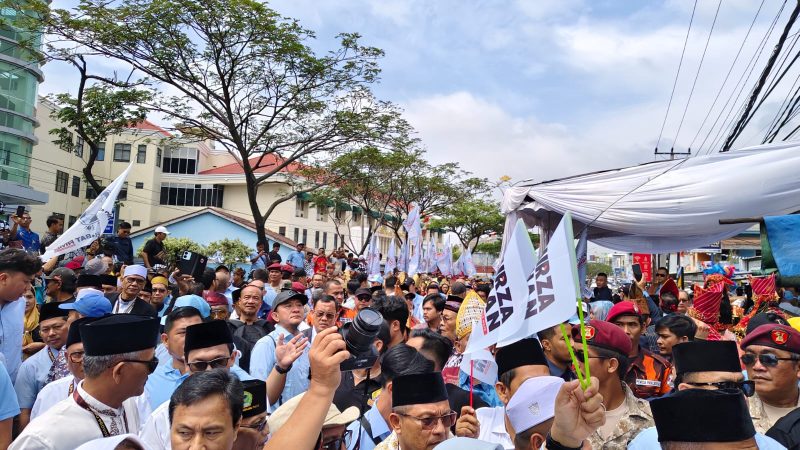 Pasangan calon gubernur dan wakil gubernur Lampung, Rahmat Mirzani Djausal (RMD) dan Jihan Nurlela, resmi mendaftarkan diri ke Komisi Pemilihan Umum (KPU) Lampung. Foto : Wildanhanafi/berandalappung.com