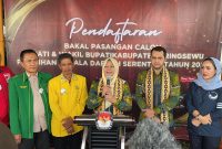 Pasangan calon bupati dan wakil Pringsewu Ririn Kuswantari- Wiriawan Sada Melindra resmi mendaftar di KPU Pringsewu. Foto : Wildanhanafi/berandalappung.com