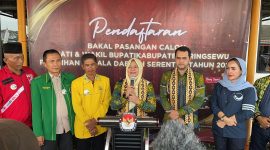 Pasangan calon bupati dan wakil Pringsewu Ririn Kuswantari- Wiriawan Sada Melindra resmi mendaftar di KPU Pringsewu. Foto : Wildanhanafi/berandalappung.com
